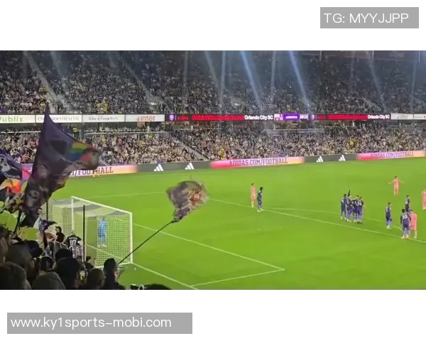 梅西怒斥裁判任意球争议现场频繁摆球与手势互动引发热议